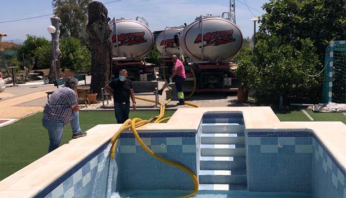 Cubas de agua para llenar piscinas